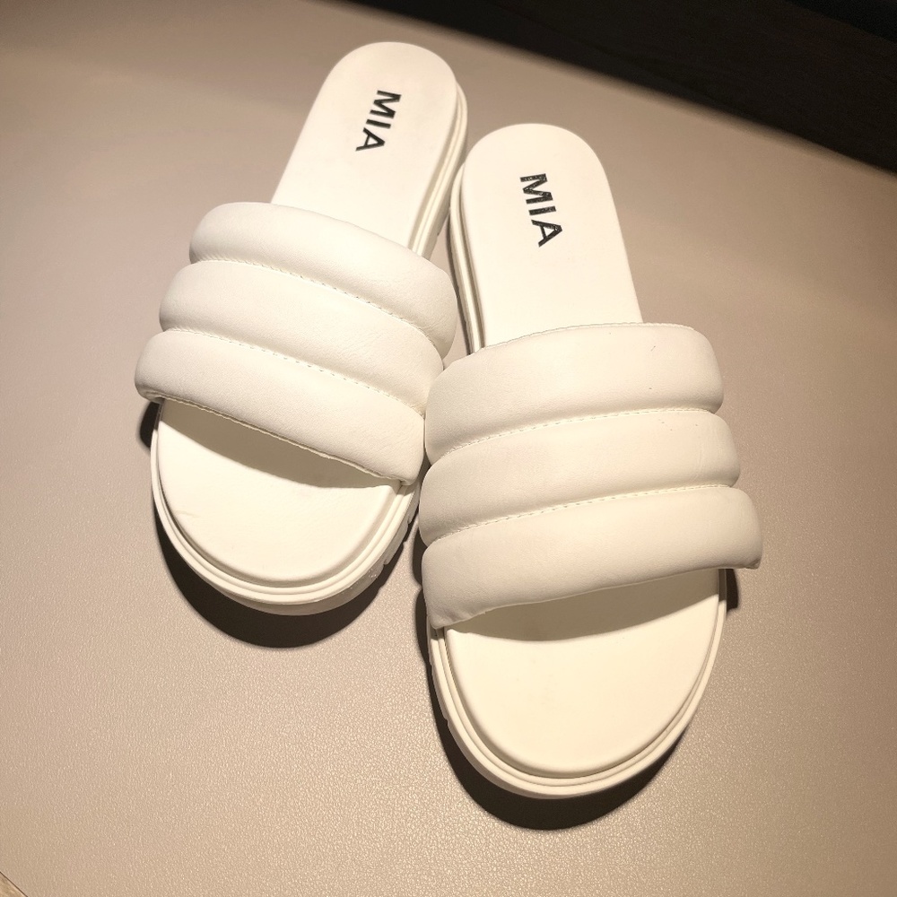 Mia Cimone Women’s Sandal in White
